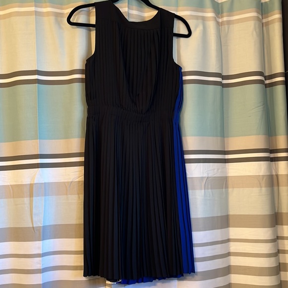 Calvin Klein colour block pleated dress. - Picture 3 of 3
